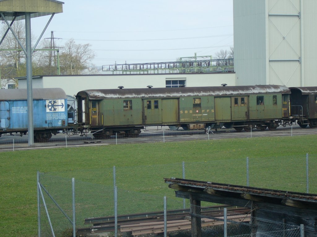 Ein alter SBB Gepckwagen (D...?) steht am 22.4.2004 in Areal des NOK in Weinfelden.