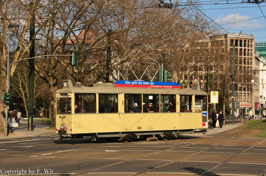 Ein alter Stra�enbahntriebwagen in D�sseldorf am Graf-Adolf-Platz am 13.04.13.