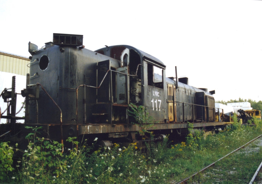 Ein altes American Locomotive Company (Alco) RS-3 steht in Morrisville, Vermont auf ein Nebengleis der Lamoille Valley Railroad. Lamoille Valley Railroad Company #117, 23/8/1992 Foto.