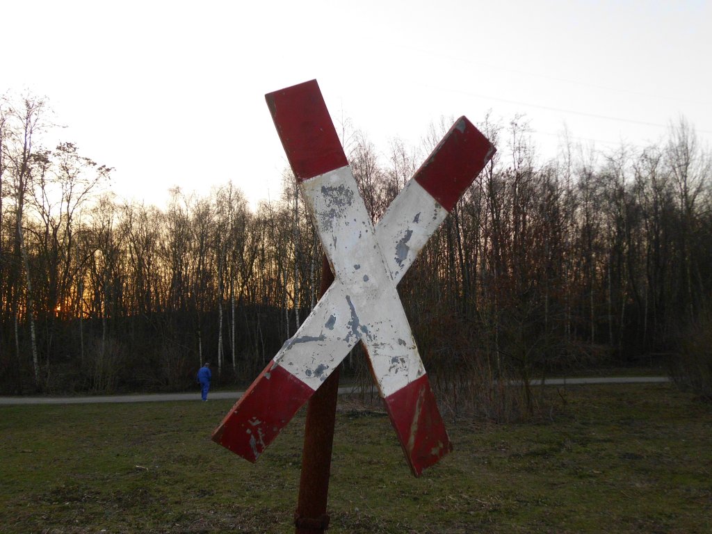 Ein altes Andreaskreuz steht am 03. Mrz 2011 in Bochum-Hordel weit abseits des noch laufenden Eisenbahnverkehrs auf nach-industriellem Brachland.