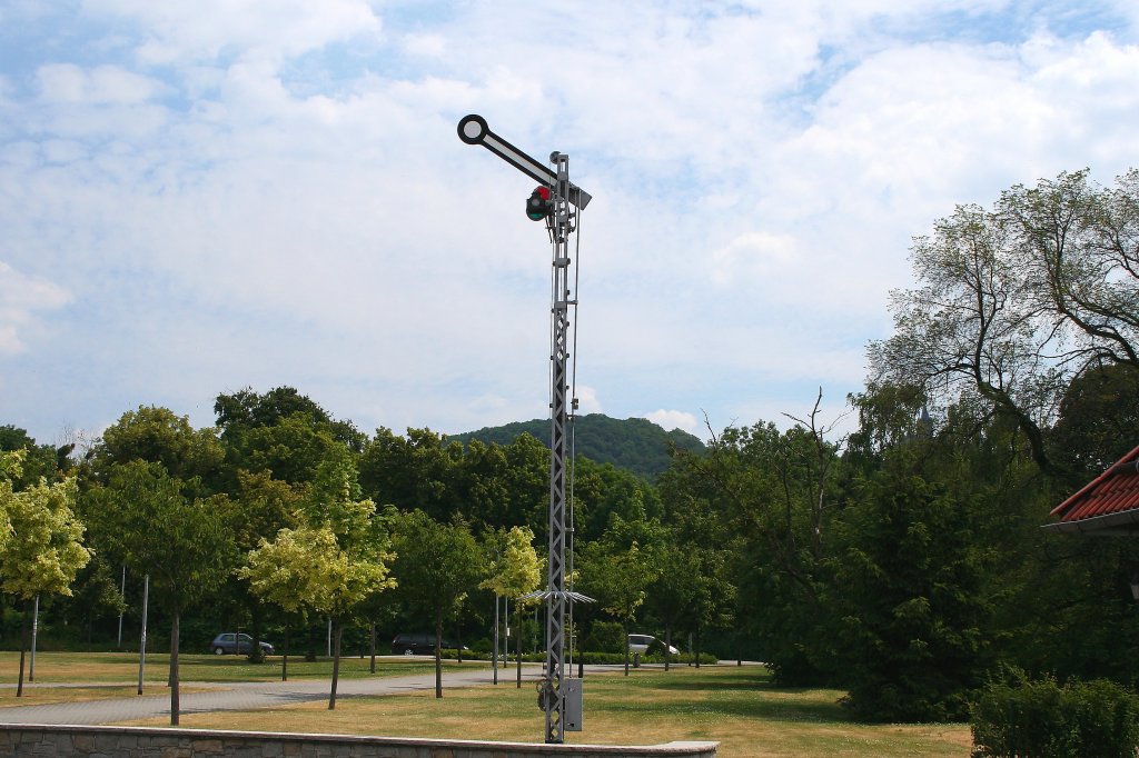 Ein altes Formsignal als Erinnerung an historische Zeiten, aufgestellt am Bahnhof Wernigerode. (Aufname vom 02.07.2010)