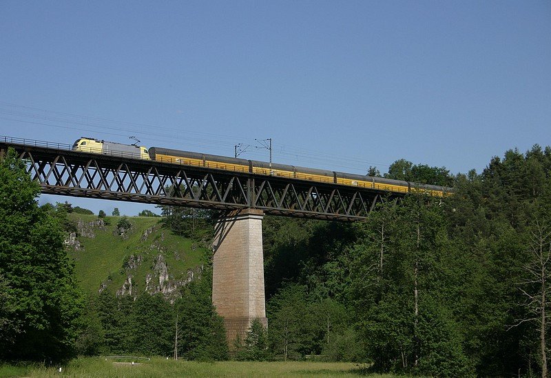 Ein Altmannzug mit einer unbekannt gebliebenen ES 64 U2 auf dem Laberviadukt in Beratzhausen.(KBS 880,11.6.2010)