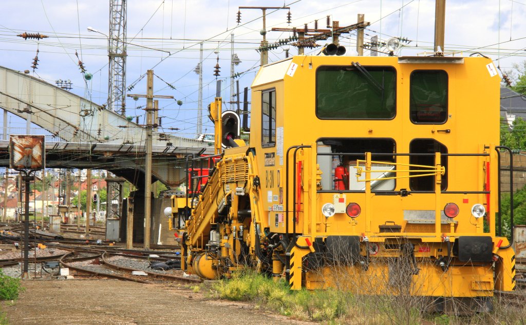 Ein Arbeitsfahrzeug Steht im Bahnhof von Mulhouse(F) bei Sonne und Wolken am 11.5.2013.