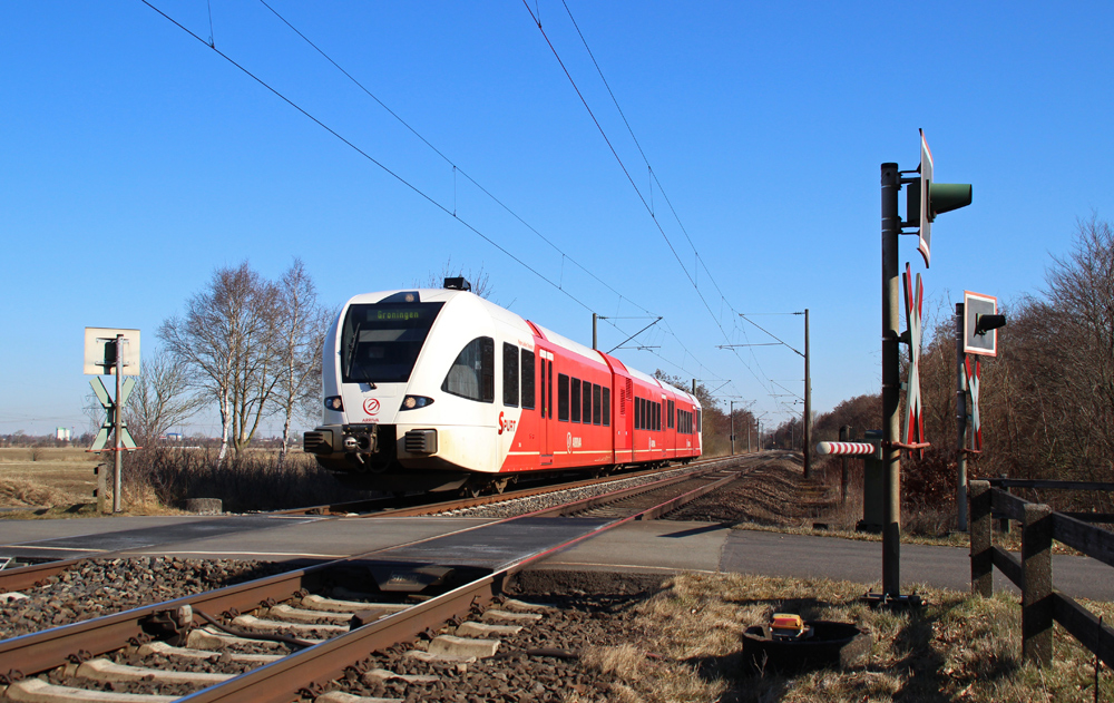 Ein Arriva Spurt Triebwagen fuhr am 02.04.2013 von Leer nach Groningen, hier sdlich von Leer.