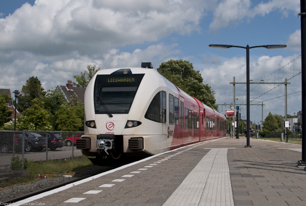 Ein Arriva Stadler/GTW mit ein Regio von Groningen nach Leeuwarden, hier bei Einfahrt von Leeuwarden am 23 06 2012.