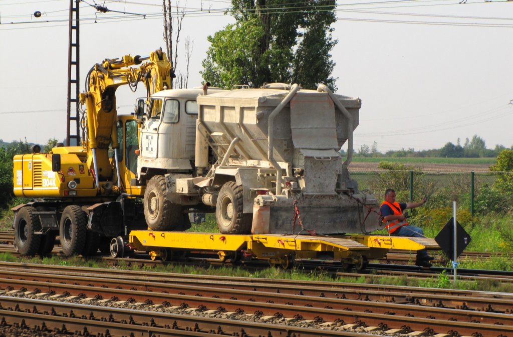 Ein Atlas 1304K der Gleisbau Weimar mit einem mit Kalk beladenen L60 der BZH GmbH, auf der Fahrt zu einer Gleisbaustelle in Grokorbetha; 26.08.2011