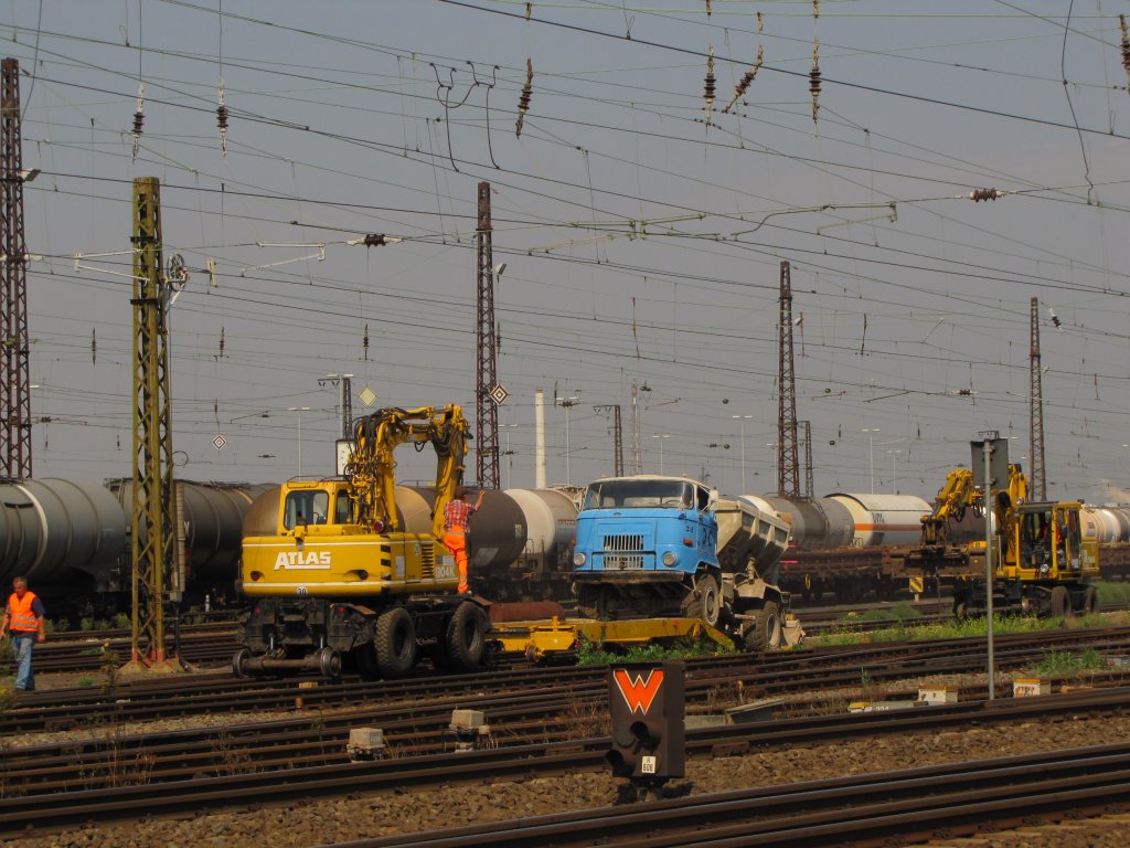 Ein Atlas 1304K der Gleisbau Weimar und ein L60 der BZH GmbH an einer Gleisbaustelle Grokorbetha; 26.08.2011