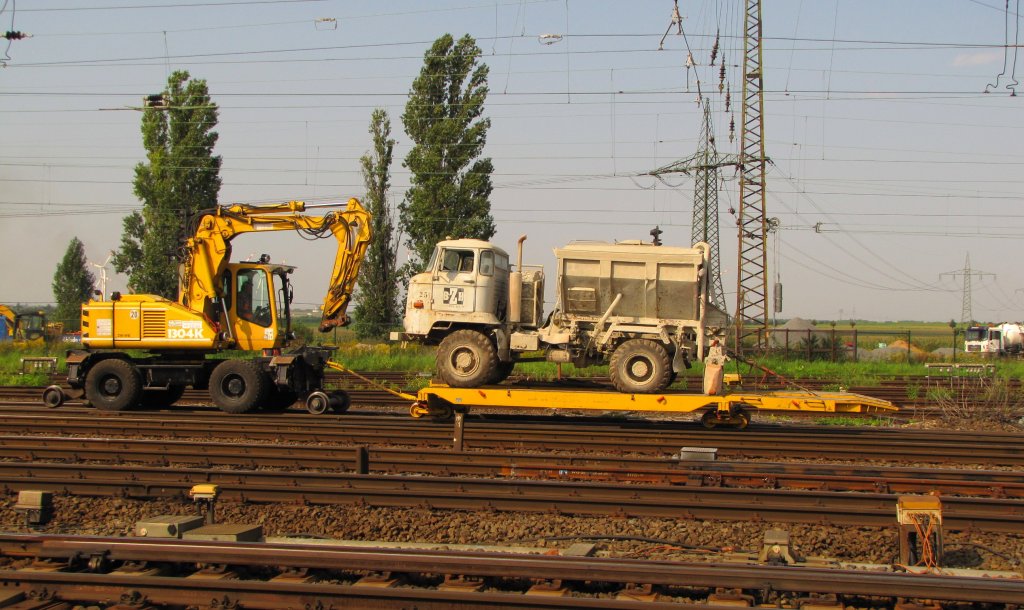Ein Atlas 1304K der Gleisbau Weimar mit einem L60 der BZH GmbH 25 auf der Fahrt zu einer Gleisbaustelle in Grokorbetha; 26.08.2011