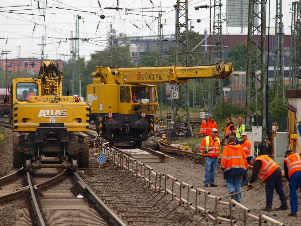 Ein Atlas Zweiwegebagger und ein Schienenkran der Firma Eiffage Rail bei Gleisbauarbeiten am 19.09.2010 in Aachen Rothe Erde.