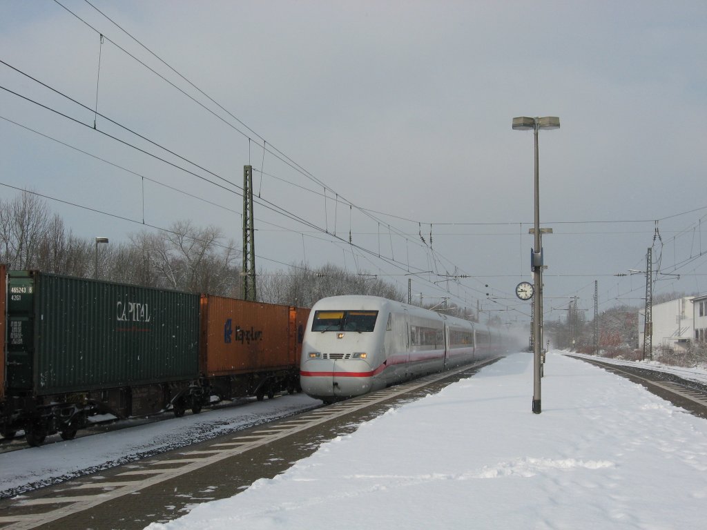 Ein auf Gleis 1 stehender Gterzug lies sich am 8.2.13 von einem ICE nach Mnchen Hbf berholen. 