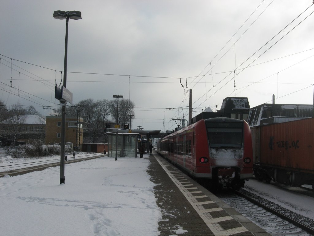 Ein auf Gleis 1 stehender Gterzug lies sich am 8.2.13 von einer RB nach Geilingen(Steige) berholen. 