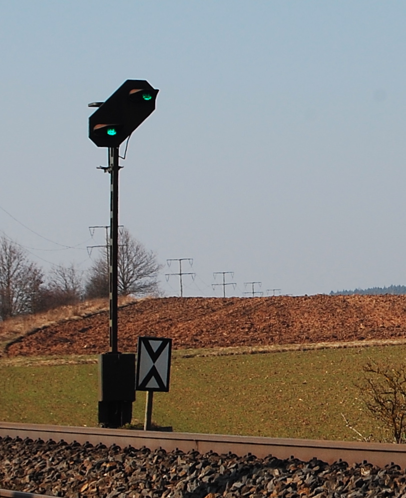 Ein auf  Grn  geschaltetes Lichtsignal zwischen Neustadt Aisch und Schauerheim.
