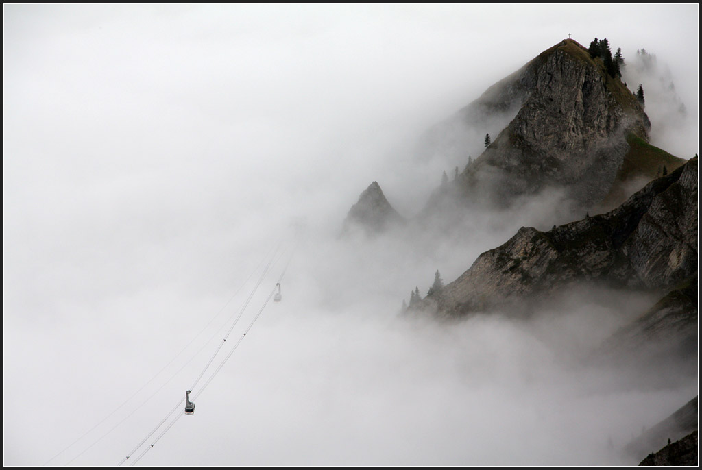 Ein- und Auftauchen - 

Luftseilbahn Sörenberg - Brienzer Rothorn. 

30.09.2012 (M)