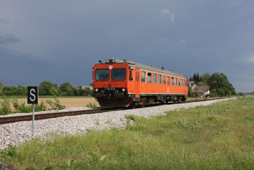 Ein aufziehendes Gewitter hat den Himmel dunkel gefrbt. HZ Fiat Triebwagen
7122030 fhrt dagegen noch im Sonnenlicht und erreicht am 6.5.2010 
gerade den Haltepunkt Gabos.