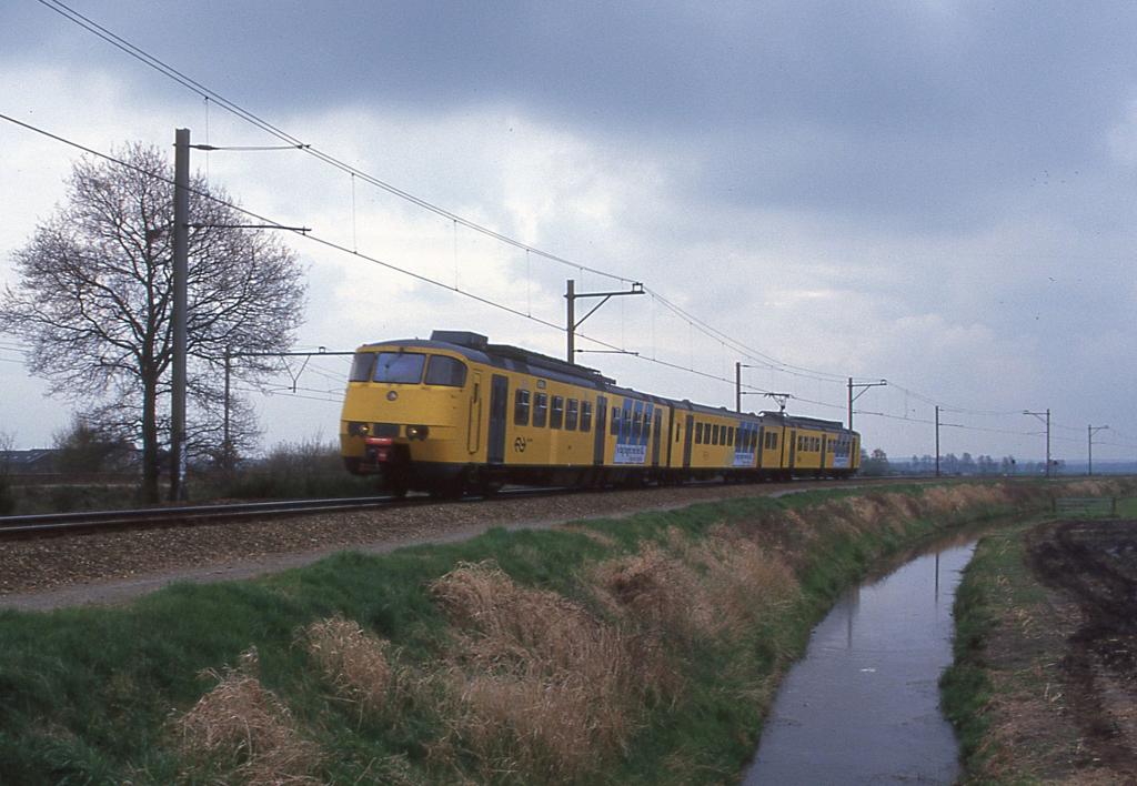 Ein aufziehendes Gewitter trbt am 10.4.1998 um 13.35 Uhr das Bild ein,
als der Sprinter 2866 bei Baan in Richtung Hilversum unterwegs ist.