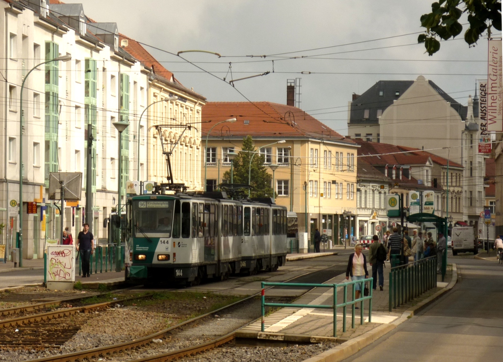 Ein aus den Wagen 144 und 246 bestehender Tatra-Zug fhrt als Linie 96 aus der (H) Platz der Einheit/West ab. Potsdam, 2011-07-05.