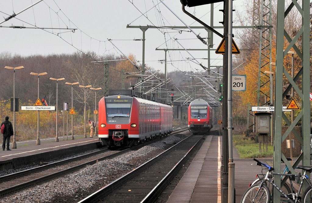 Ein- und Ausfahrt am Bahnhof Bonn-Oberkassel. 143 825-8 verlte den Bahnhof Richtung Kln. 425 096-5 kurz vor dem Halt und anschlieender Weiterfahrt nach Koblenz - 20.11.2009