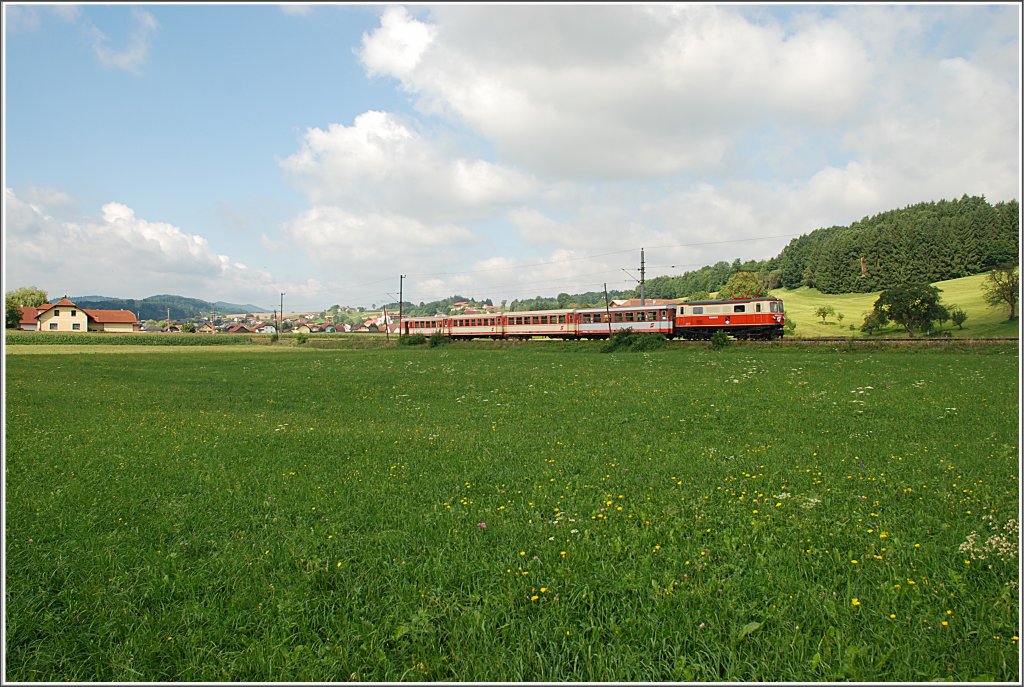 Ein Ausfall eines 4090ers war der Grund, das der R 6802 (ein 4090-Umlauf) mit einer 1099 bespannt wurde. Am 4.8.2010 war es die 1099 004, die ich hier bei Hofstetten ablichten konnte.