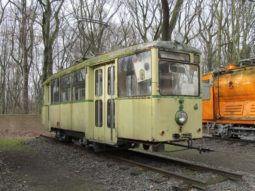 Ein ausgemusterter KSW-Triebwagen der Bochum-Gelsenkirchener-Straenbahn steht am 9. Mrz 2012 im Hinterhof des kleinen Heimatmuseums in  Herne-Unser Fritz .