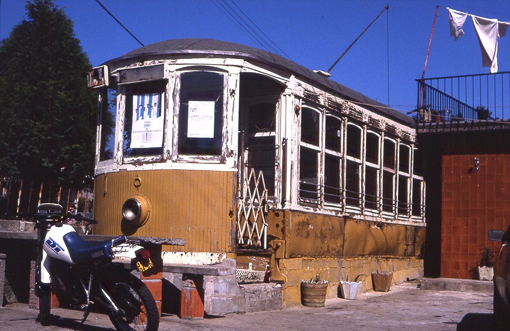 Ein ausgemusterter Tw der Straenbahn Porto dient in Vila Sao Pedro da Cova als Cafe, 15.09.1990.