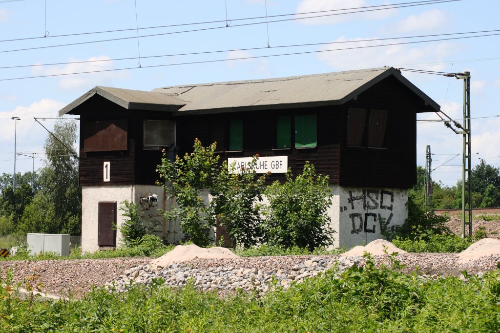 Ein ausrangiertes Stellwerk am Gterbahnhof Karlsruhe
