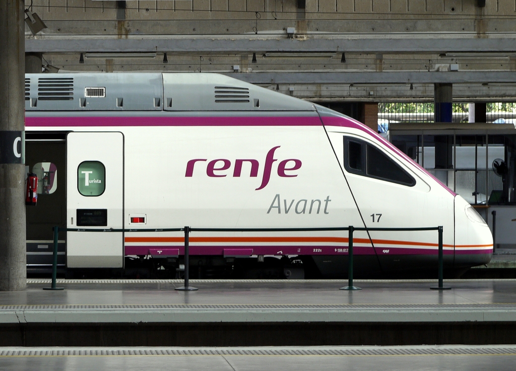 Ein  Avant -Triebzug fr den schnellen Mittelstreckenverkehr im Bahnhof von  Sevilla Santa Justa . 14.9.2012