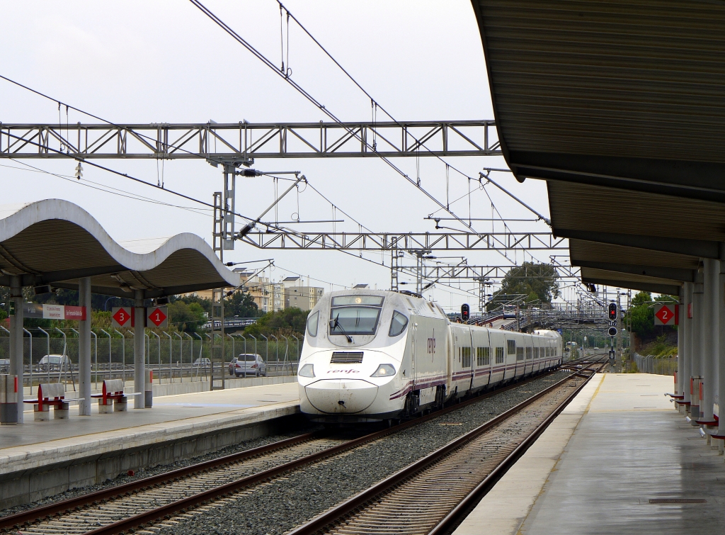 Ein AVE-Talgo Richtung Madrid bei der Einfahrt in den Bahnhof  San Fernando Bahia Sur  im Westen Andalusiens. 18.9.2012