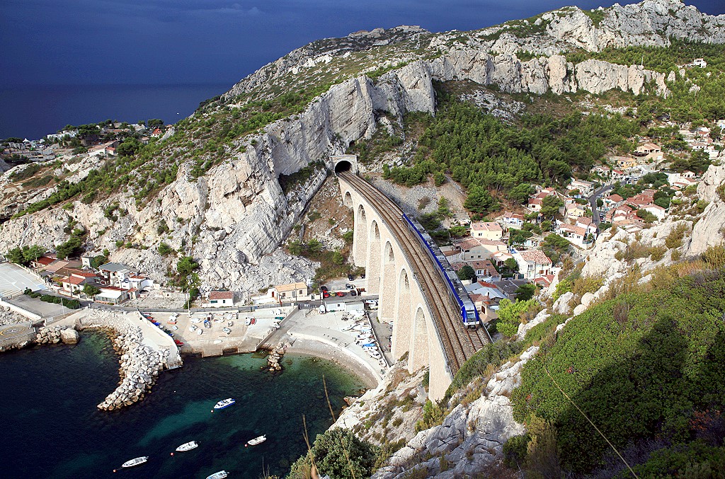 Ein B81500 passiert den Viaduct von La Vesse und wird ca. 10min spter Marseille erreichen, 29.08.2012.