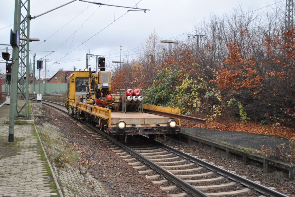 Ein Bahndienstfahrzeug in Lehrte am 17.11.2010 bei der Einfahrt in Lehrte Gleis 11.