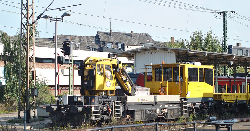 Ein Bahndienstfahrzeug, mit Hilfskran, am 08.10.10 in Lehrte.