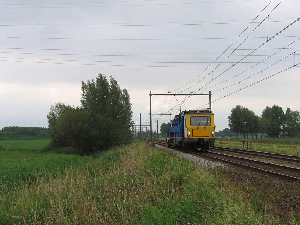 Ein Bahndienstfahrzeug zwischen Den Bosch und Utrecht bei Houten am 11-6-2010.