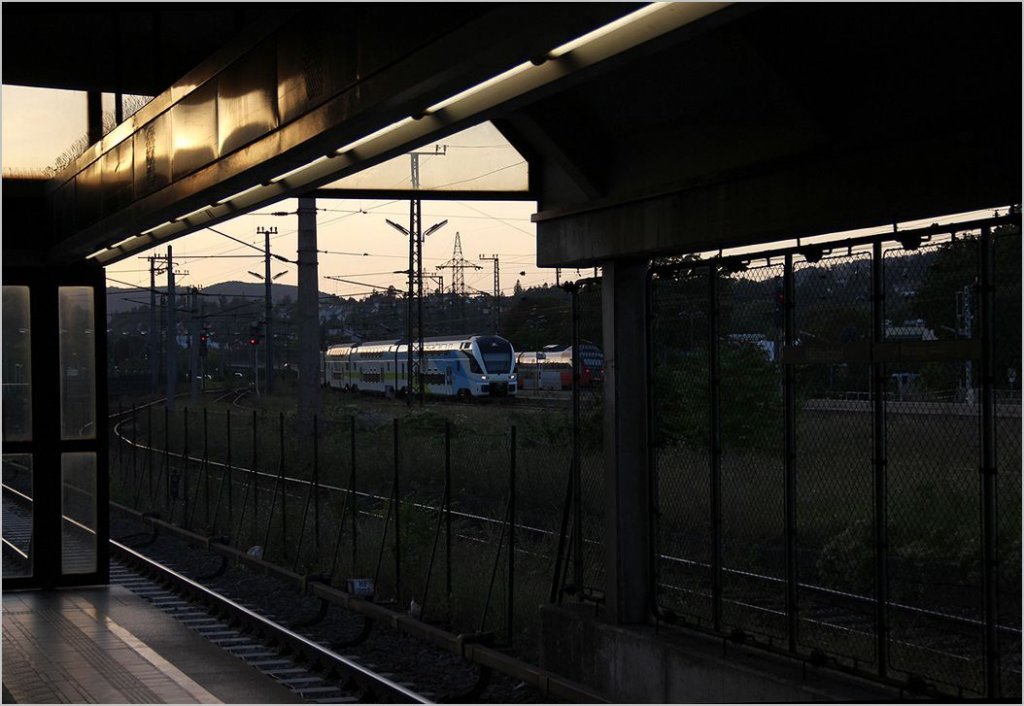 Ein Bahnhof, drei Unternehmen - Wiener Linien, WESTbahn und �BB in Wien H�tteldorf, am Abend des 23. August 2012