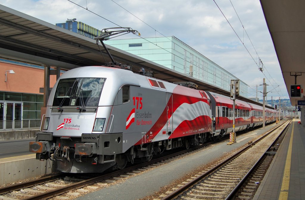 Ein Bahnhofsfest stand am 23.06.2012 in Linz am Programm.
Zu diesem Anlass war auch die 1116 249 mit dem Jubilumsrailjet
ausgestellt.

