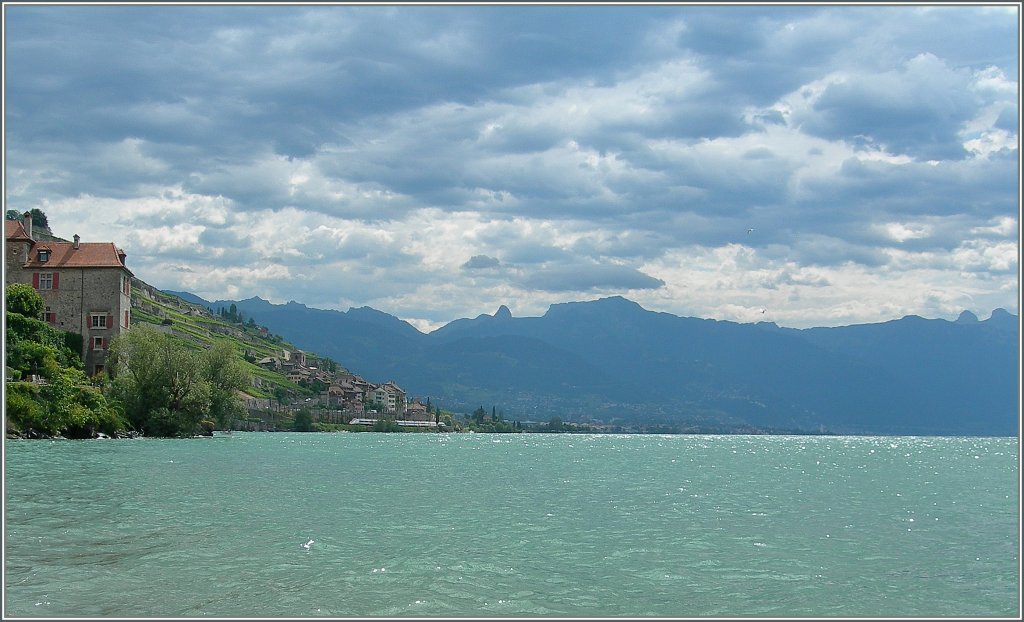Ein Bahnsuchbild: Bei interessantem Wetter fhrt ein SBB ETR 610 von Milano nach Genve bei St-Saphorin dem Lac Lman entlang.
Rivaz, den 19. Juli 2012