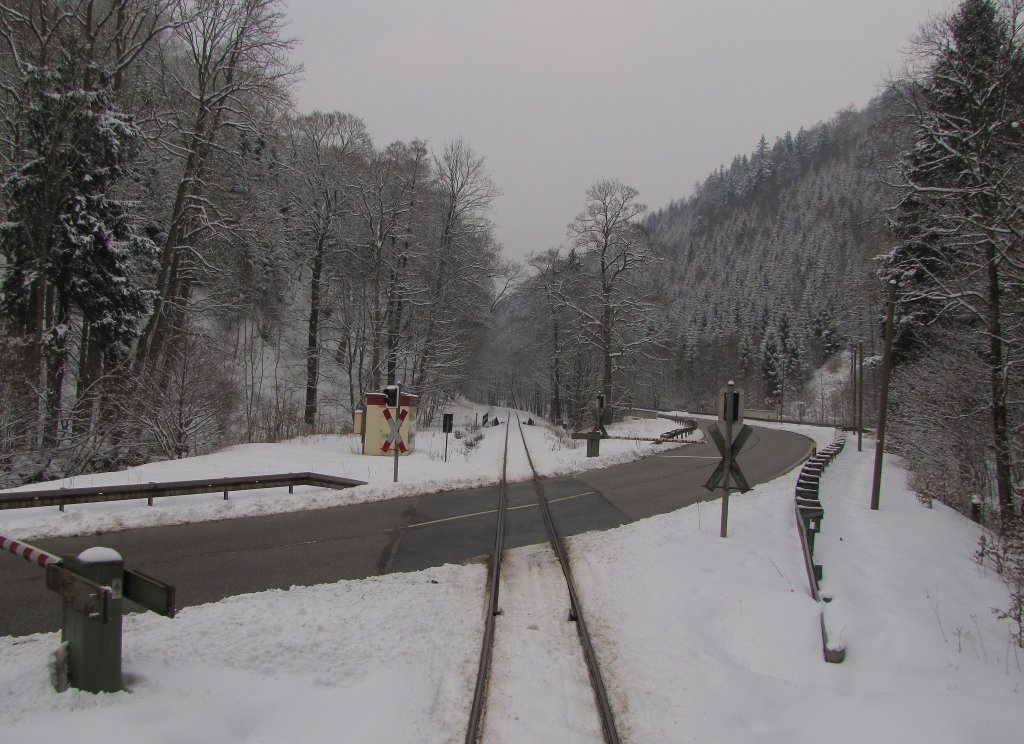 Ein Bahn�bergang an der B4 kurz vor dem Bf Eisfelder Talm�hle am 29.03.2013. Von der Plattform des letzten Wagens aus fotografiert.