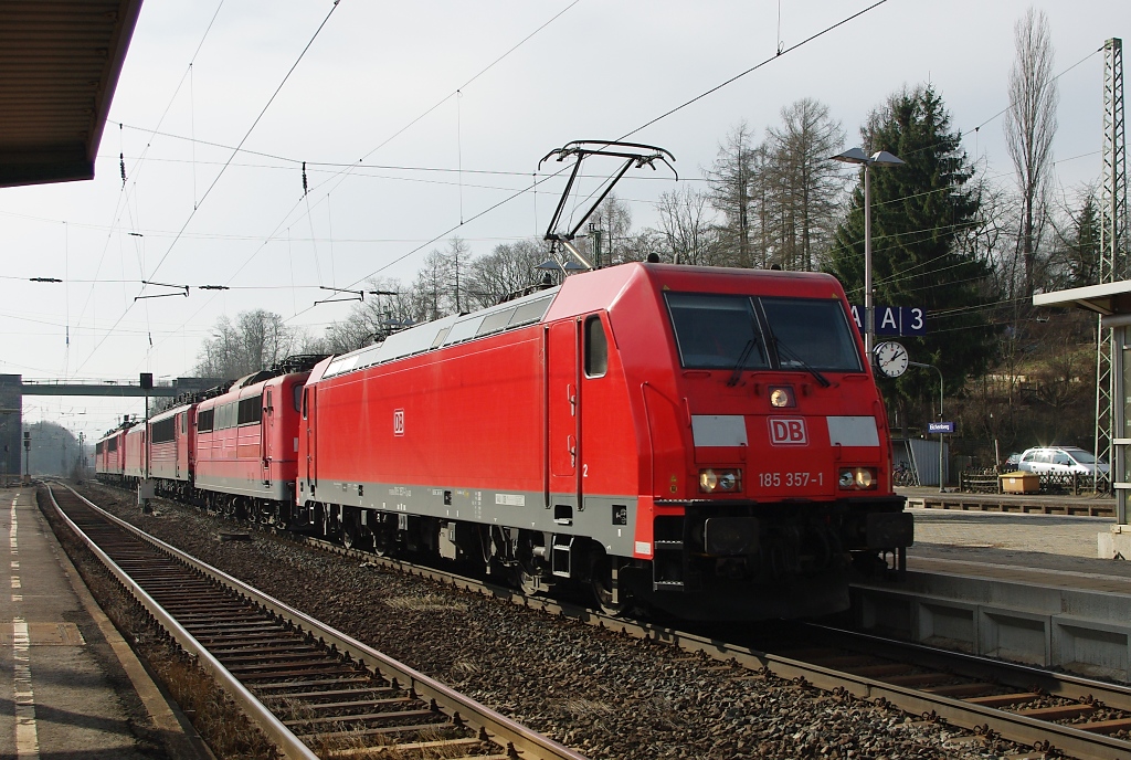 Ein Baureihen-bunter DB Lokzug kam am 25.02.2011 durch Eichenberg in Richtung Norden. Gezogen wurde er von 185 357-1. Die Loks danach im einzelnen: 151 157-5, 155 064-4, 185 395-1, 155 211-6 und 155 128-2.