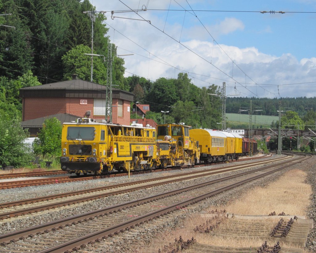 Ein Bauzug der BahnbauGruppe steht am 23. Juni 2013 auf Gleis 5 in Kronach abgestellt.