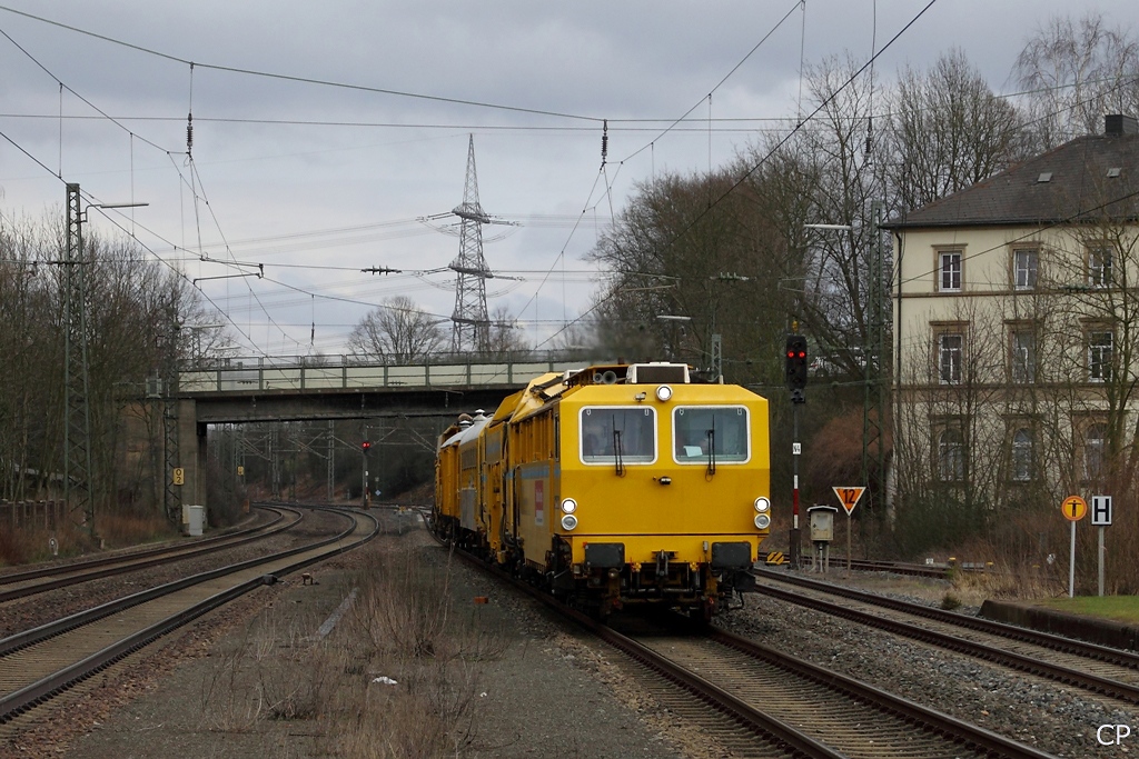 Ein Bauzug bestehend aus Stopfmaschine, Schotterprofiliermaschine und Wohnwagen durchfhrt am 27.3.2010 Hochstadt-Markzeuln.
