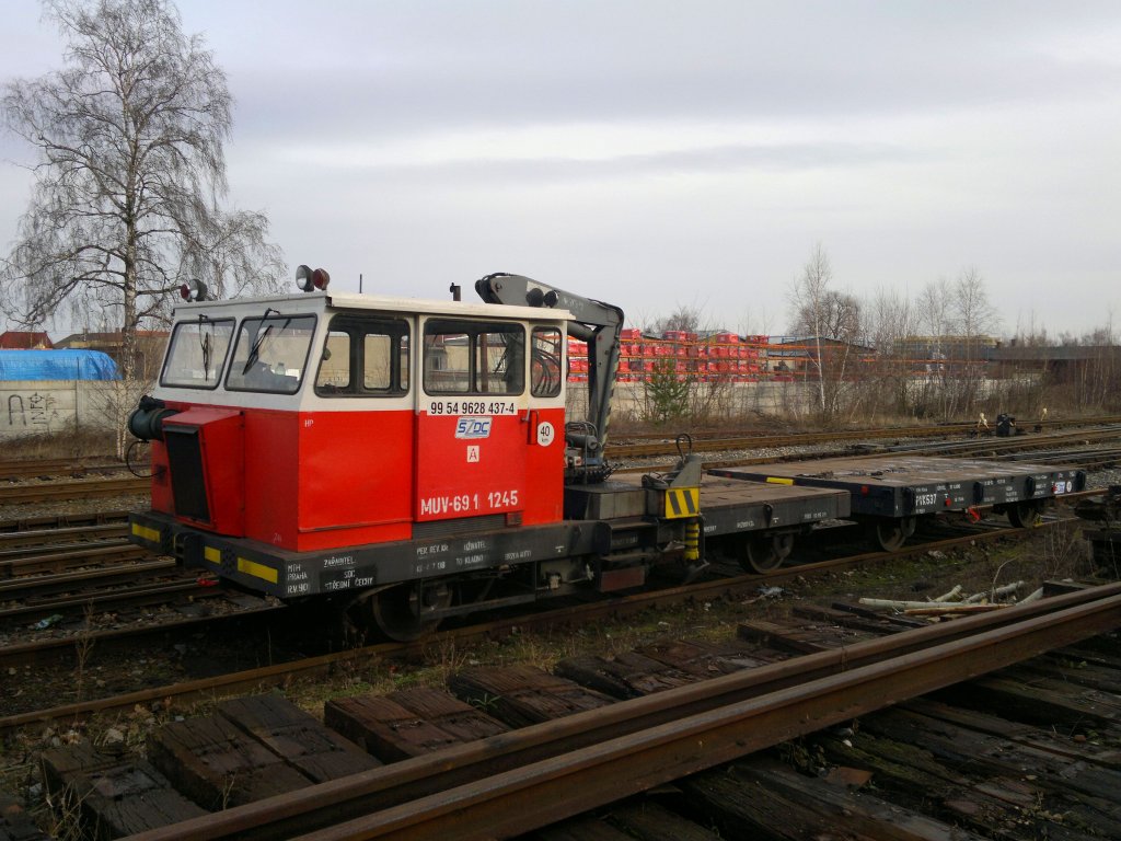 Ein Bauzug MUV 69.1 1245 auf Hbf. Kladno am 1.2. 2013.