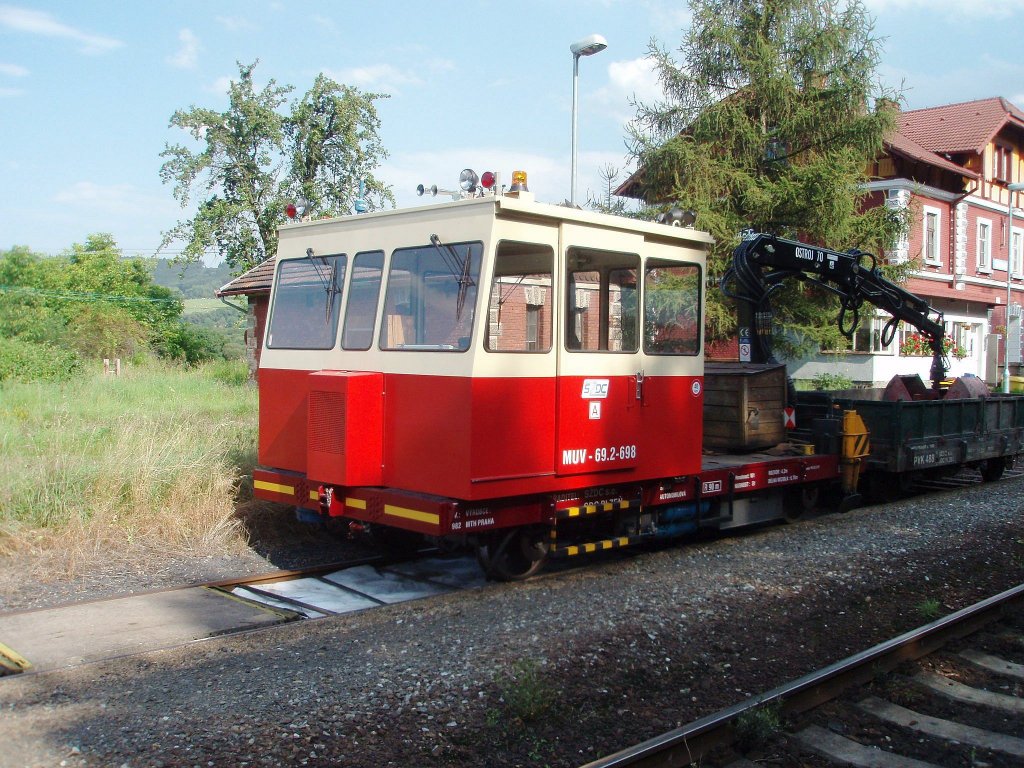 Ein Bauzug MUV 69.2 auf Bahnhof Besiny am 24.8. 2011.