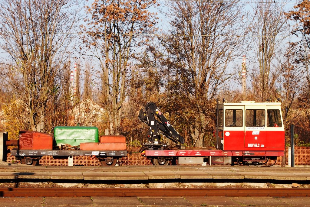 Ein Bauzug MUV 69.2 mit Kranich auf Bahnhof Kralupy am 13. 11. 2012.