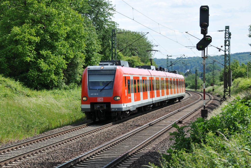 Ein Bayer auf dem Weg in Richtung Norden auf der rechten Rheinseite. 423 128-8 der S-Bahn M�nchen aufgenommen bei Unkel am 28/05/2011.