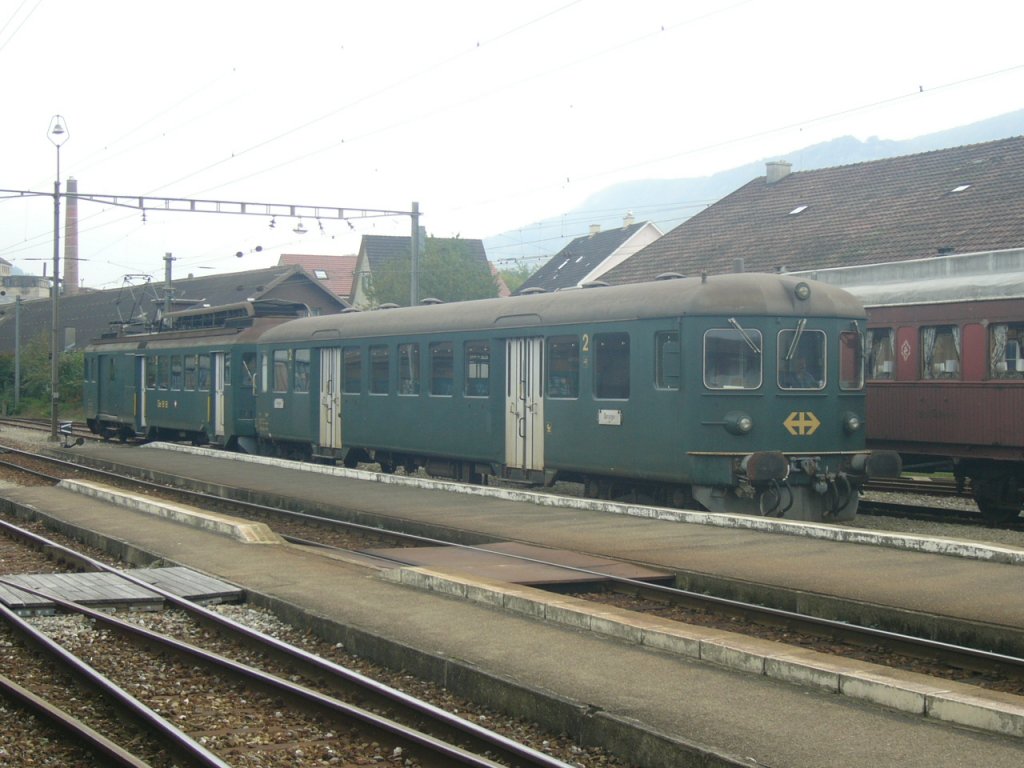 Ein BDe4/4 der OeBB steht mit einem (ex) SBB Bt im Bahnhof Balsthal und wartet auf Personen die er nach Oensingen befrdern kann. Balsthal 5.10.2005
