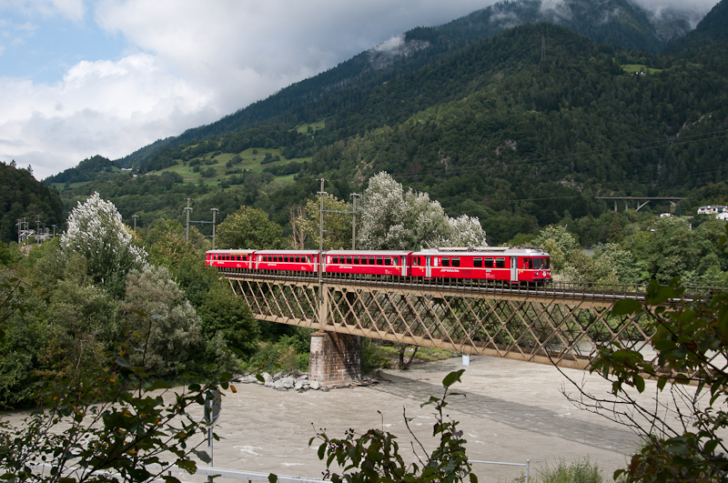 Ein Be 4/4 am 8. August 2011 als S2 (Thusis - Chur) kurz vor Reichenau-Tamins.