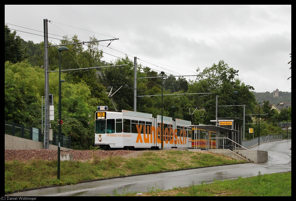 Ein Be 4/8 und ein Be 4/6 der BLT legen am 16. August 2010 einen kurzen zwischenhalt in Mnchenstein ein.