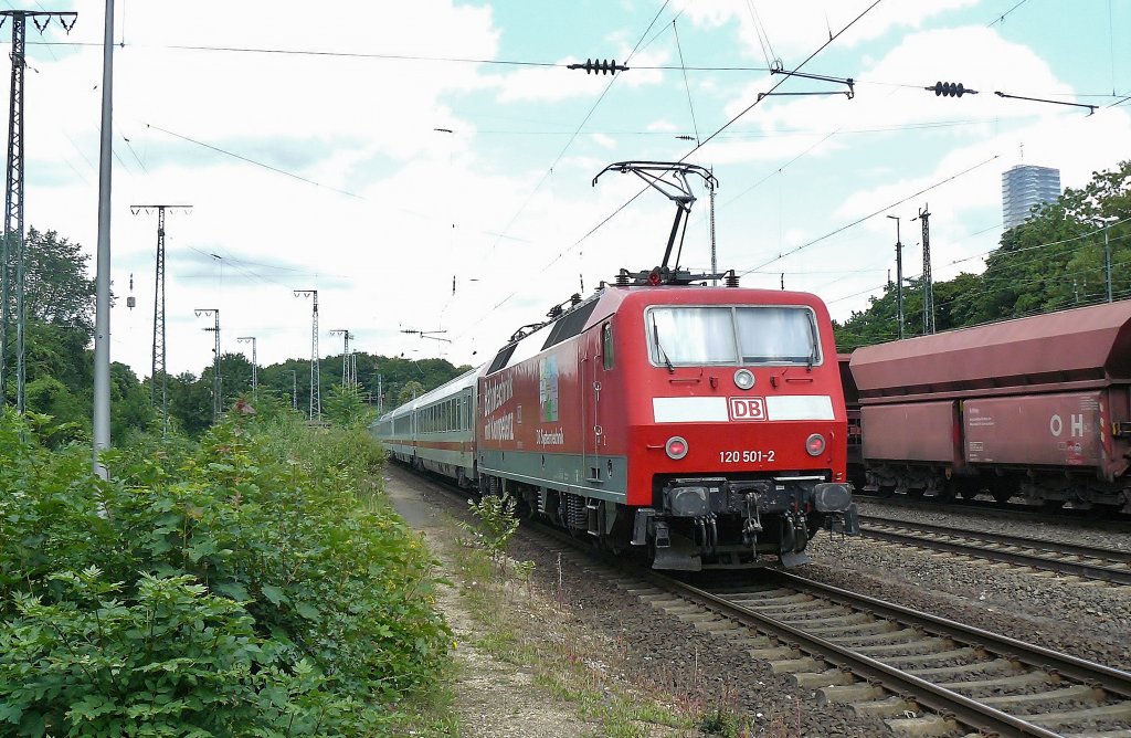 Ein bearbeiteter Notnachschuss. 120 501-2  Bahntechnik mit Kompetenz  eilt mit einem IC durch Kln West. (11.6.2011)