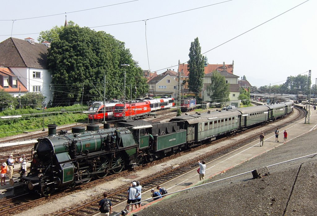Ein begehrtes Fotoobjekt ist am 30.06.2012 in Lindau die 3673 vor einem Sonderzug. Durch ihre Einstze auf der Allgubahn wurde die Lokomotivgattung S 3/6 auch „Knigin der Allgubahn“ genannt.