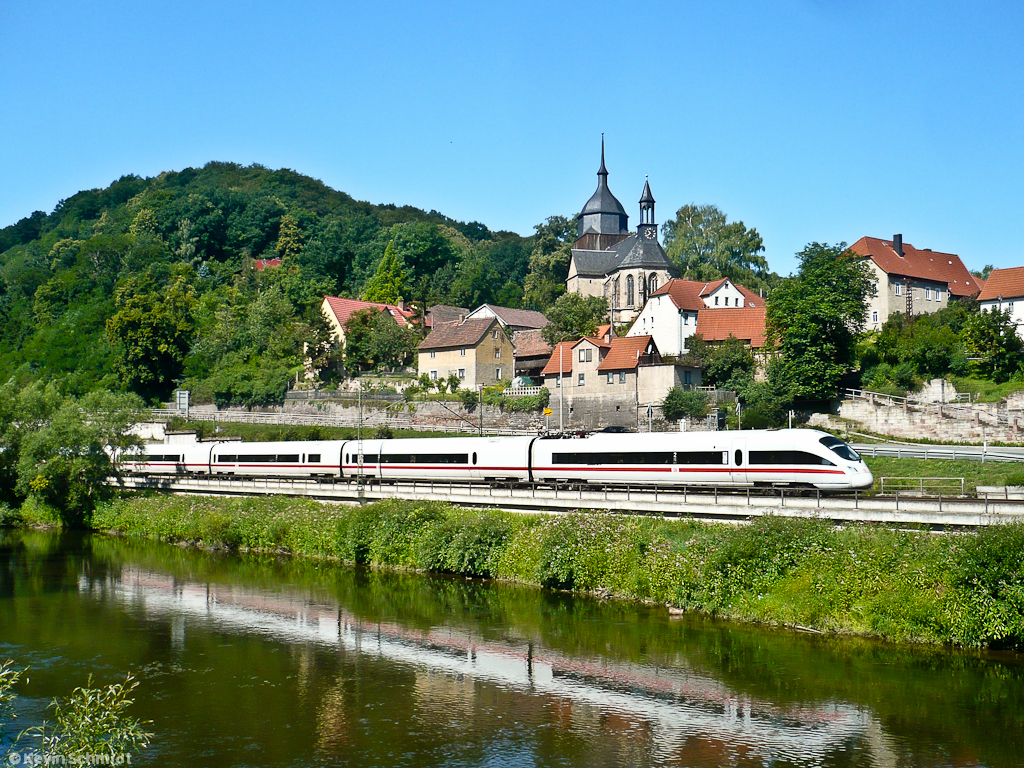 Ein bekanntes Motiv der <a href= https://www.youtube.com/watch?v=DqaBPmjaGNA >Saalbahn</a> ist der Blick über die Saale auf die Bahnstrecke und den Ort Rothenstein bei Jena. Diese markante Stelle wird hier gerade von ICE 1512 von München Hbf nach Hamburg-Altona passiert. (09.07.2011)