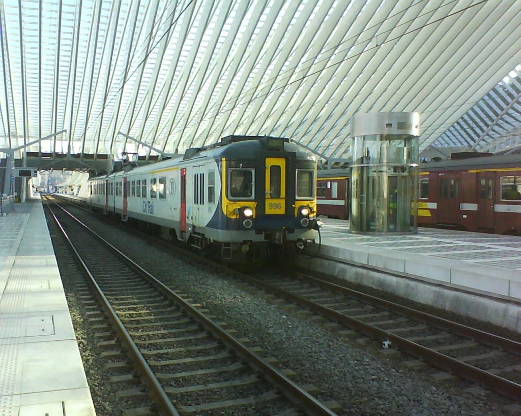 Ein belgischer Triebwagen bei der Einfahrt in den L�tticher Bahnhof.