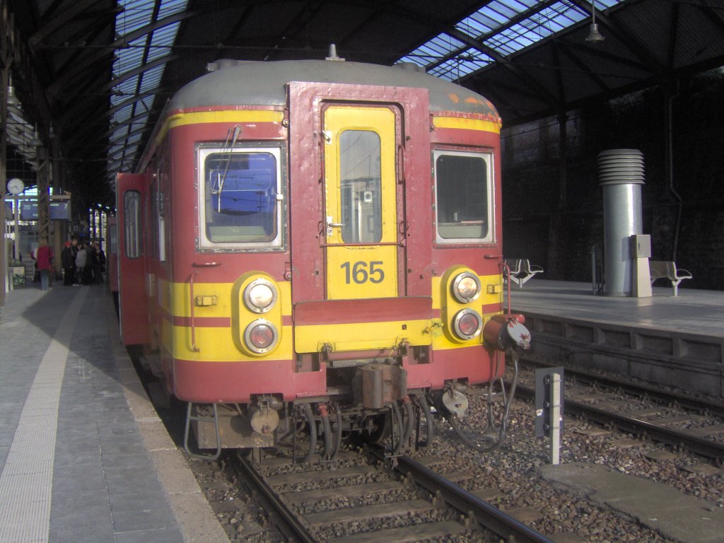 Ein belgischer Triebwagen mit der Betriebsnummer 165 wartet im Aachener Hbf auf grnes Signal.(27.2.10)